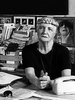 schwarz-weißes Porträt-Foto von der italienischen Künstlerin Carol Rama in ihrer Wohnung (etwa 1980)