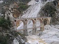 Brücke der Carrara-Marmorbahn über den Fluss Vara
