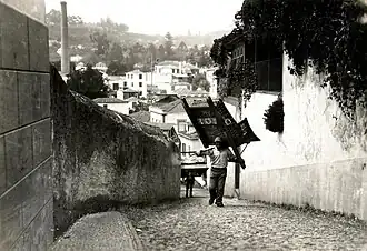 Carreiro trägt Schlitten bergauf, ca.&nbsp;1930
