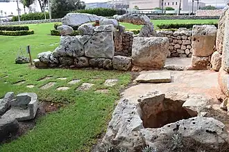 Blick auf das Hypostyl von Osten, vorn eine Zisterne