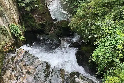 Eine der offenen Stufen außerhalb der Grotte