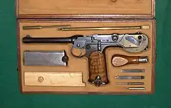 Kurzläufige Borchardt-Pistole im Kasten