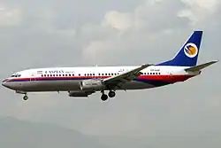 Boeing 737-400 der Caspian Airlines, die Farbgebung des Vorbesitzers Malaysia Airlines wurde beibehalten