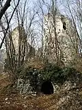Bergfried und darunter liegende Zisterne