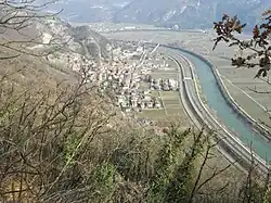 Ausblick nach Norden auf Nomi, die Brennerautobahn und die Etsch