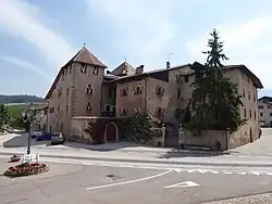 West- und Südfassade, im Hintergrund ist das Turmdach des zweiten Turmes zu erkennen