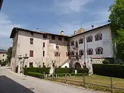 Ostfassade mit rechts dem Anbau aus dem 18. Jahrhundert, ganz links der Neubau aus den 1890er Jahren und dazwischen der Wohnpalast aus dem 15. Jahrhundert.