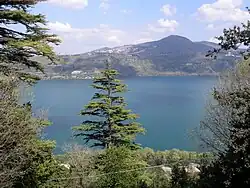 Blick von Castel Gandolfo auf den Albaner See und den Monte Cavo