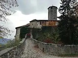 Zugangsbrücke, Burgtor und Ravelin, dahinter der Nordflügel der Unterburg