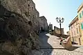 Der Aufgang zur Burg, rechts das mittelalterliche Castelsardo (Burgort)