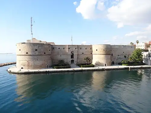 Castello Aragonese am Kanal