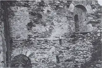 Inneres des westlichen Teiles der Burg (Foto von Carlo Nigra)