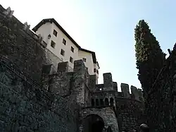 Der Eingang unter dem Turm Coltrino