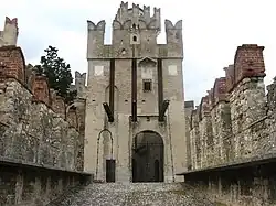 Südliches Burgtor mit Zugbrücke und Zugbrückenvorbau