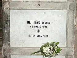 Grabplatte in der Kapelle von Castello Brolio