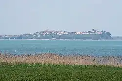 Lage der Stadt über dem Lago Trasimeno; Ansicht von Süden