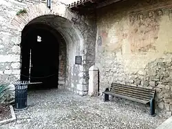 Alter Eingang mit Freskenresten