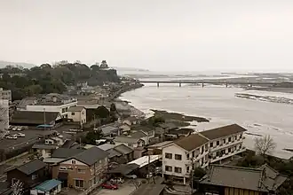 Blick auf die Burg über dem Yasaka-Fluss