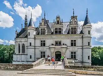 Logis, Nordansicht mit symmetrischen Ecktürmen und Kapelle links