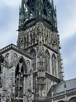 Kathedrale von Rouen: Beleuch­tung der Vierung äußerlich unteres Fenster­geschoss des Turms