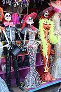 Lebensgroße Catrina-Figuren in Tijuana