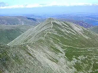 Blick vom Helvellyn auf Catstye Cam, der Grat links ist Swirral Edge
