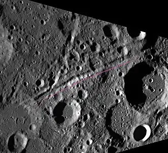 Sylvester rechts, darüber Catena Sylvester, unterhalb Sylvester N (Clementine-Sonde, Norden ist rechts)