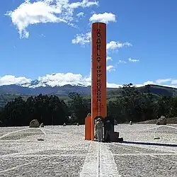 Cayambe, gesehen vom neuen Äquator-Denkmal