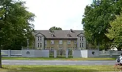 Unteroffiziershaus mit eigener Zufahrt (Gebäude F8)