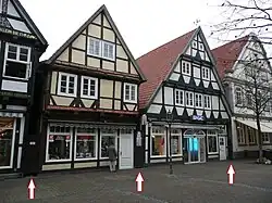 Giebelständig aneinander gereihte und durch Traufgassen getrennte Fachwerkhäuser mit Giebeldächern der Altstadt Celle