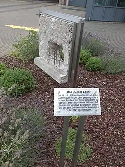 Texttafel und Betonklotz