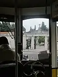 Blick aus der Straßenbahn auf den Friedhofs-Eingang