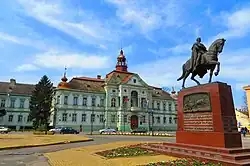 Rathaus von Zrenjanin mit dem Denkmal von König Peter I.