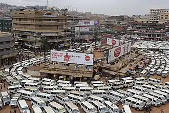 Busse des Fernverkehrs am zentralen Fernbusbahnhof von Kampala