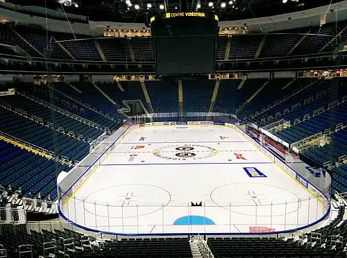 Der Innenraum mit Eisfläche