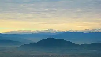 Cerro Grande. Im Vordergrund die Stadt La Serena, im Hintergrund die Anden.