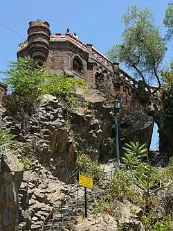 Aussichtspunkt am Gipfel in historisierender Architektur