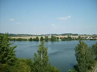 Blick aus der Eisenbahn bei Valcha über den Stausee