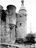 Historische Aufnahme von Camille Enlart der Ringmauer der Vorburg mit dem Turm Qui qu’en Grogne im Hintergrund