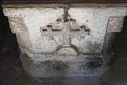 Taufbecken, Vertiefung in Form eines Wiederkreuzes