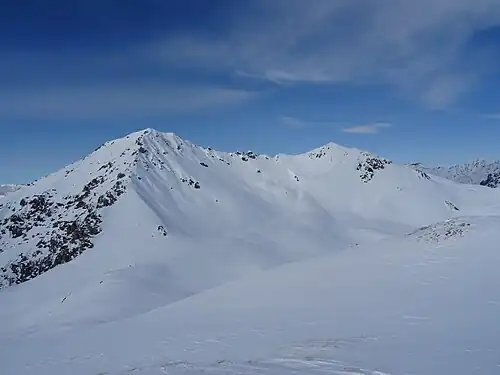 Blick nach Norden zur Chüpfenflue (links) und Strela (rechts).