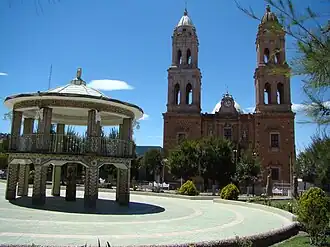Chalchihuites – Kirche San Pedro Apóstol und Musikpavillon auf dem Zócalo