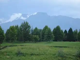 Cathkin Peak im Vordergrund und Champagne Castle links im Hintergrund, in Wolken gehüllt.