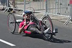 Handbikefahrer in liegender Position