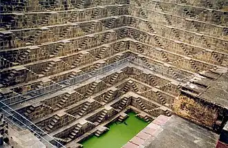 Chand Baori im Dorf Abhaneri bei Jaipur, Rajasthan