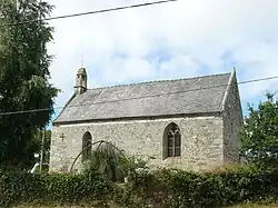 Südfassade der Kapelle Saint-Nicolas in Kerhir