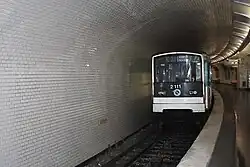 MF-67-Zug beim Verlassen der eingleisigen Station Chardon-Lagache