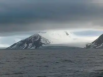 Mündung des Charity-Gletschers in die False Bay, links: Canetti Peak