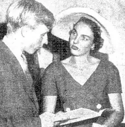 Charles Lloyd Jones mit Edwina Hordern auf der Ausstellung French Painting Today, Sydney 1953