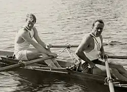 Paul Costello (links) und Charles McIlvaine (rechts) nach dem Gewinn der Goldmedaille im Doppelzweier bei den Olympischen Sommerspielen 1928 in Amsterdam